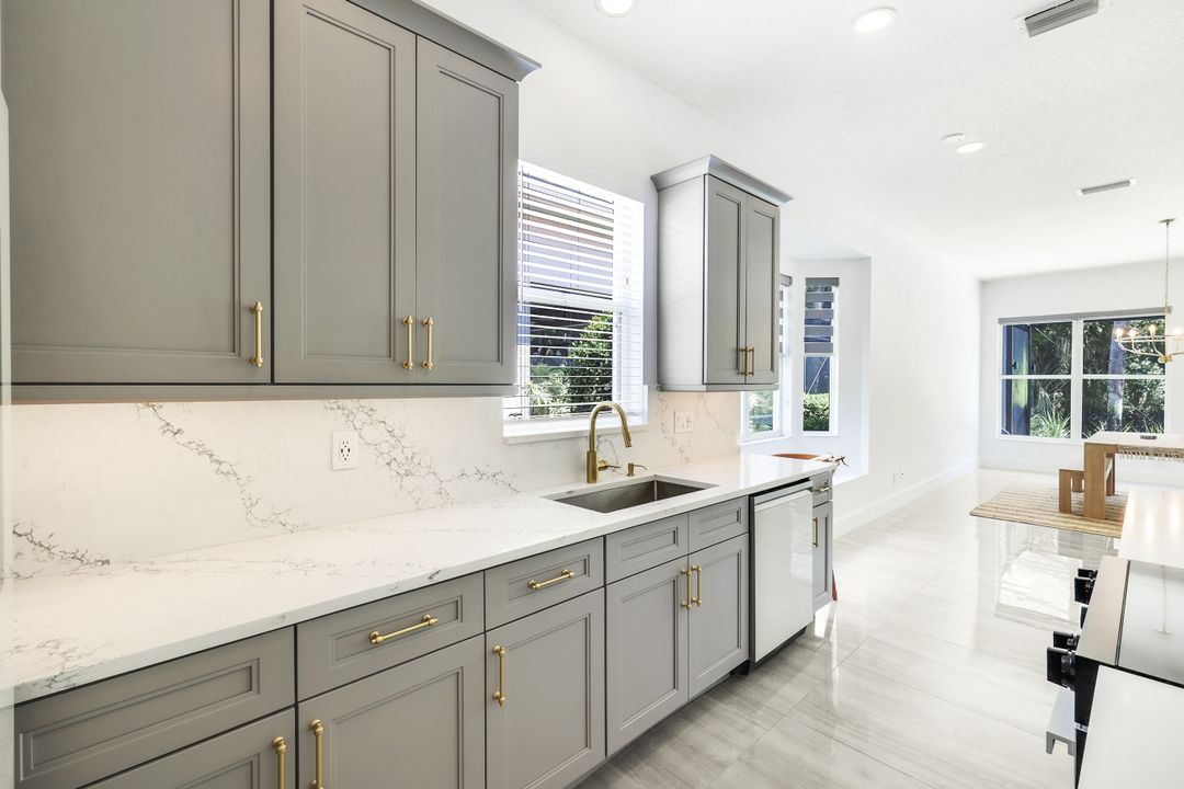 6072 Highwood Park Ln, Naples, FL 34110