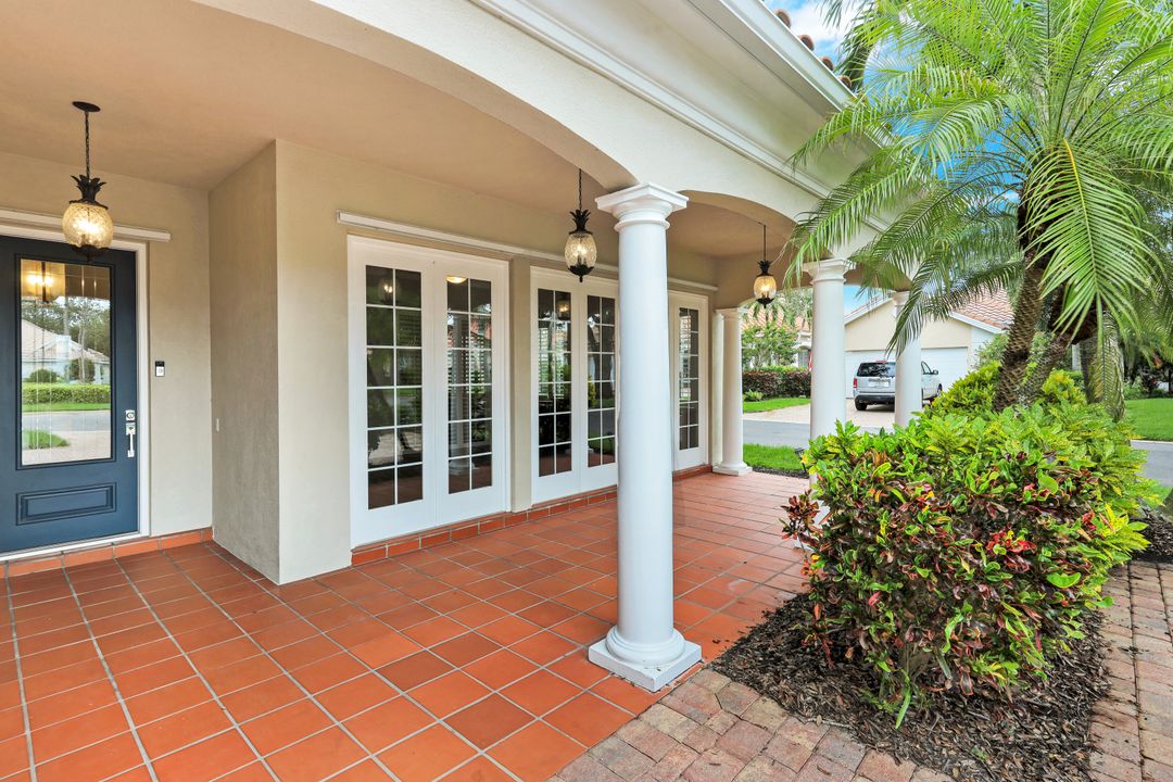 4362 Queen Elizabeth Way, Naples, FL 34119