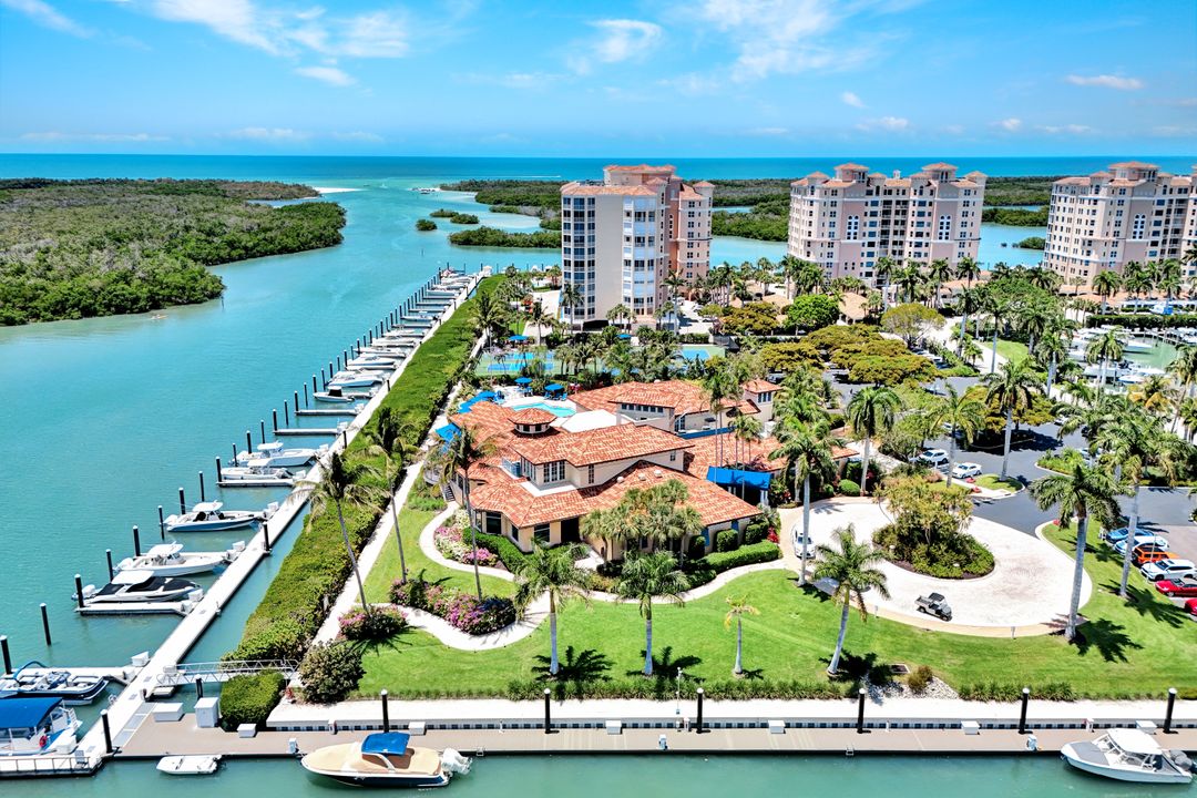 13675 Vanderbilt Dr, Naples, FL 34110