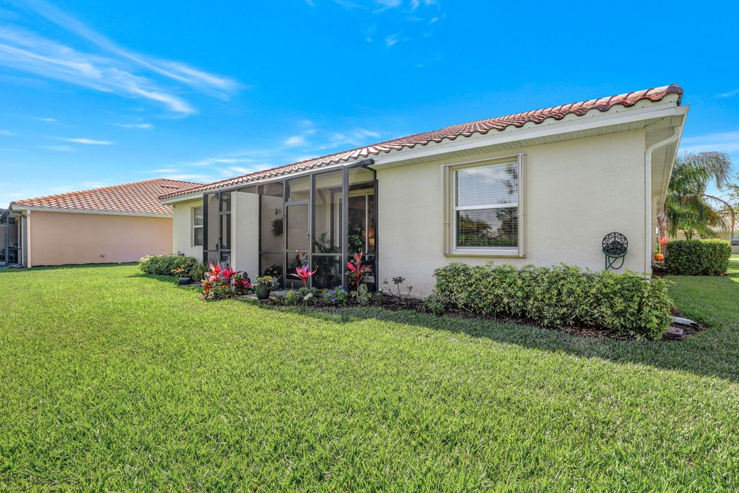 2072 Wellington St, Naples, FL 34120