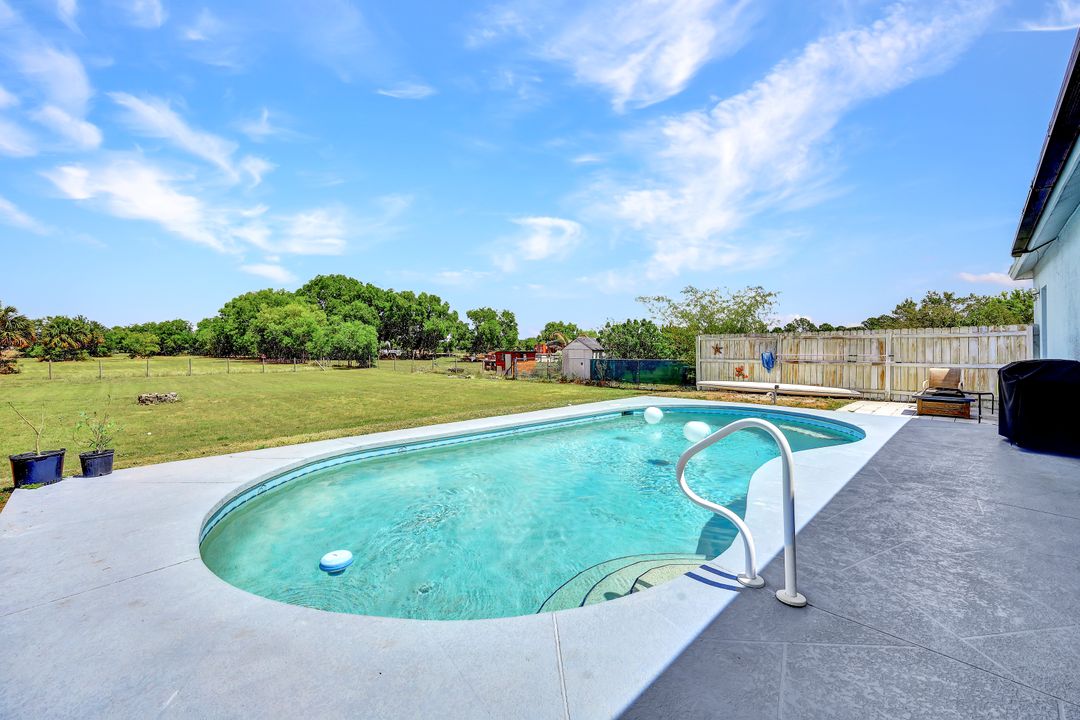 2525 39th Ave NE, Naples, FL 34120