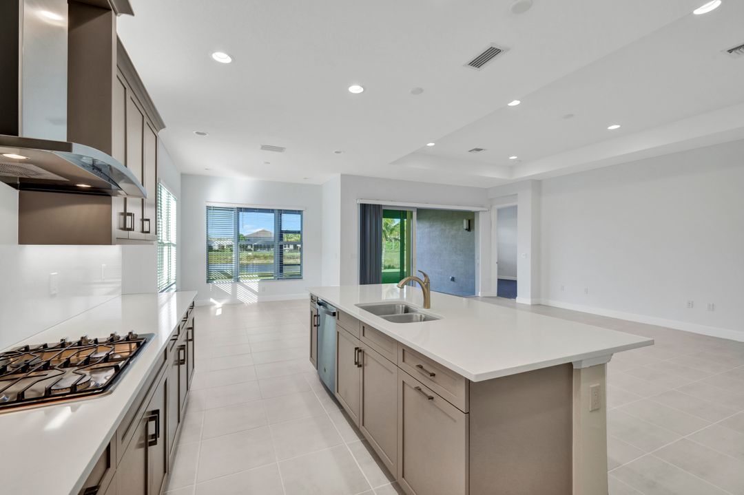 11809 Drake Ln, Naples, FL 34120