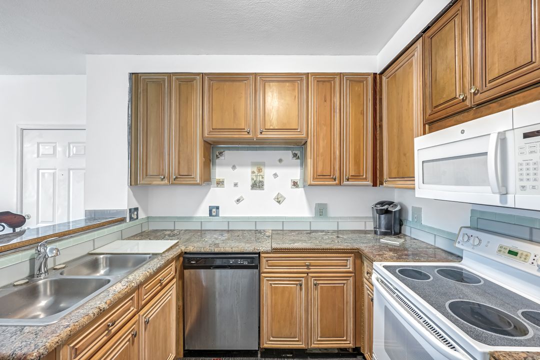 1220 Reserve Way #107, Naples, FL 34105