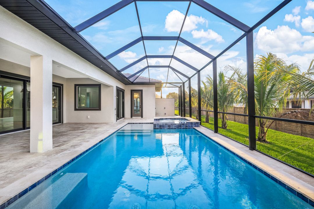 860 Palmetto Pointe Cir, Cape Coral, FL 33991