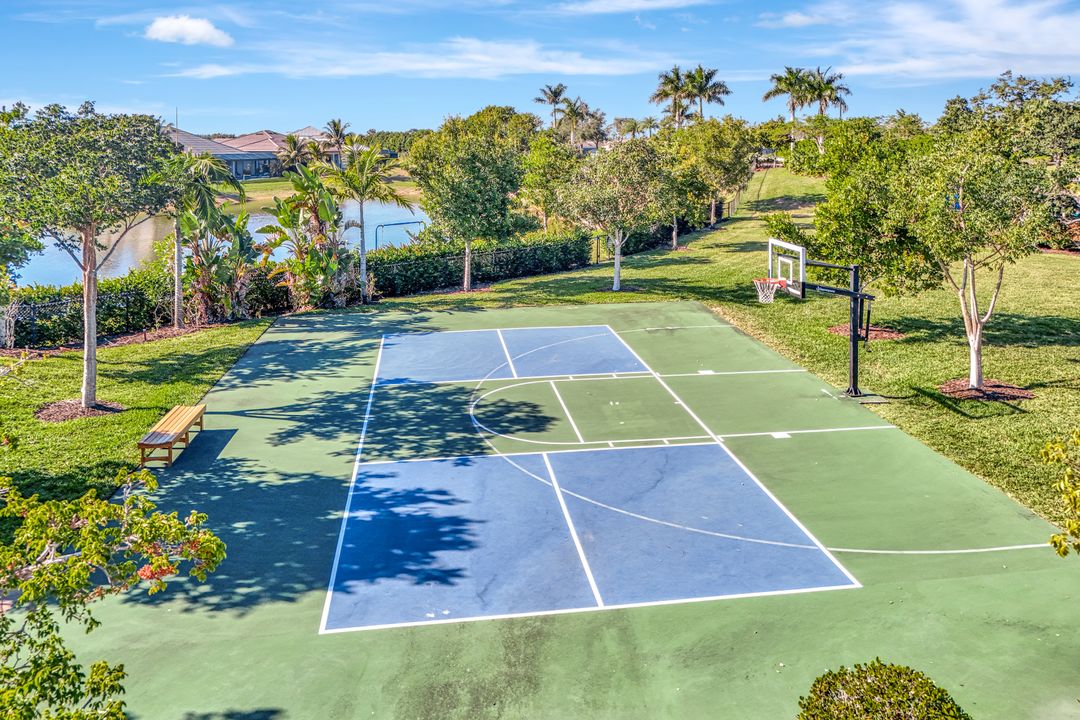 14863 Edgewater Cir, Naples, FL 34114