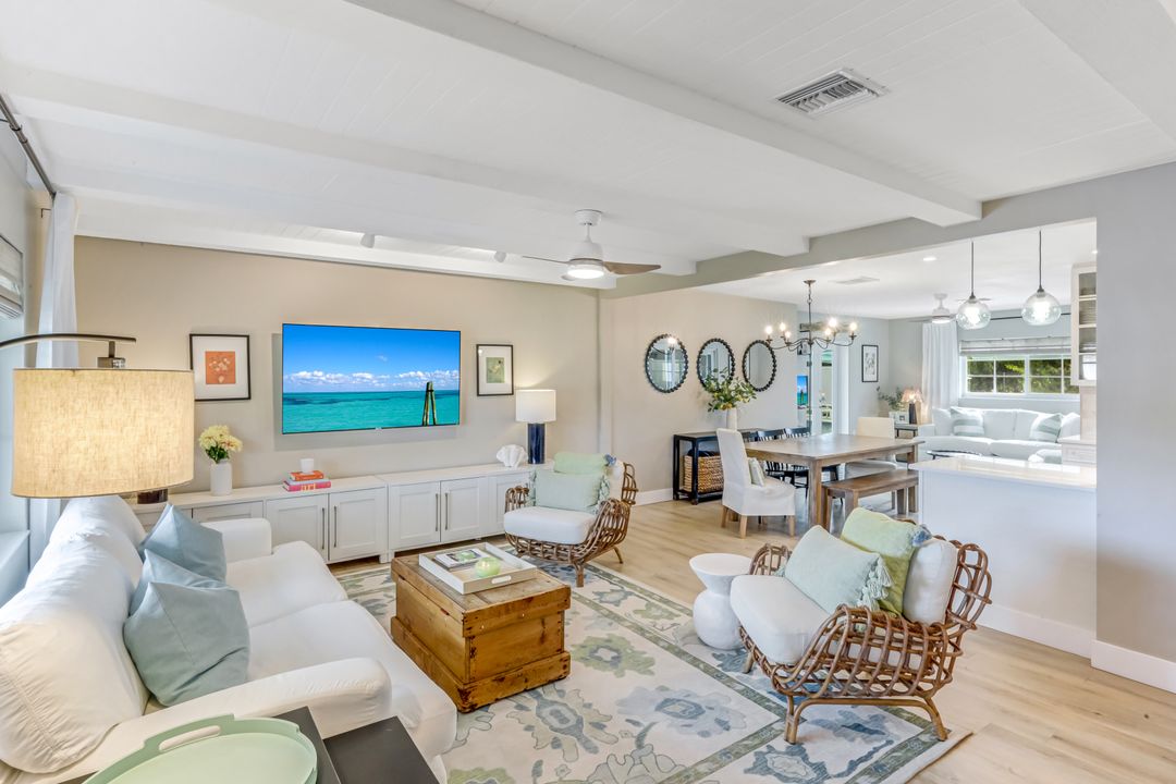 1086 N Town and River Dr, Fort Myers, FL 33919