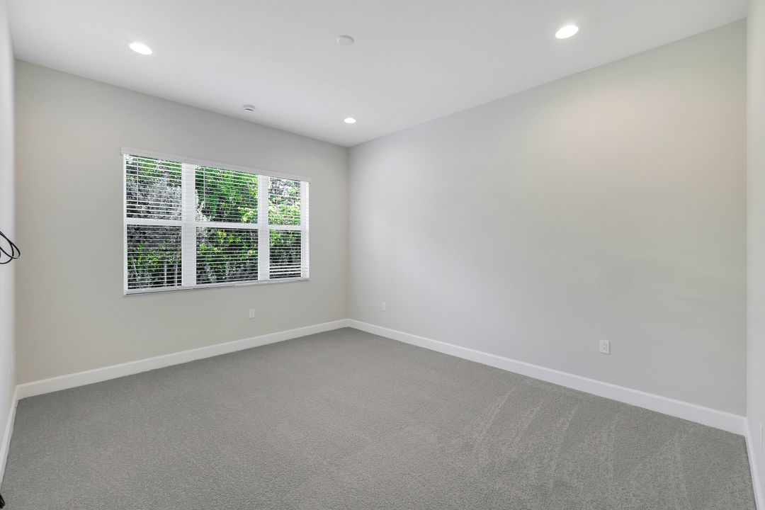 2565 Kingfisher Dr, Naples, FL 34112
