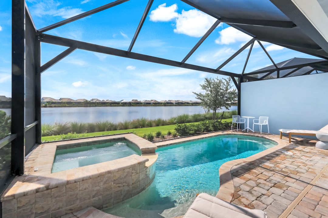 8852 Yucatan Ct, Naples, FL 34112