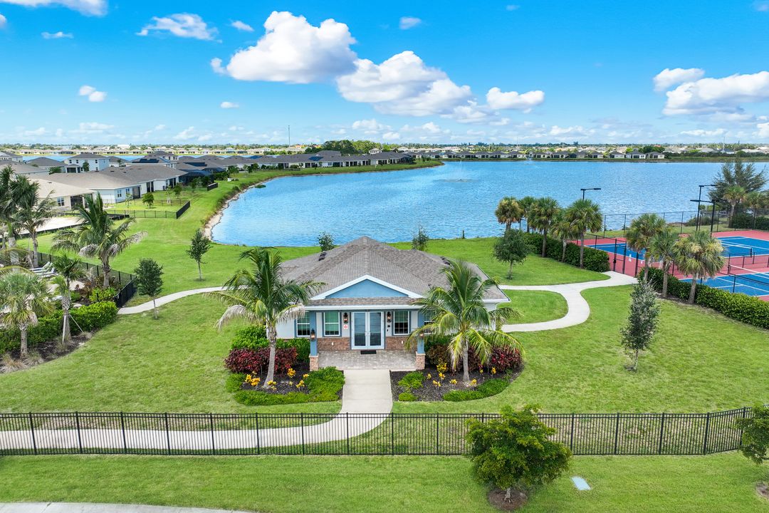 950 Stonewater Lk Ter, Cape Coral, FL 33993