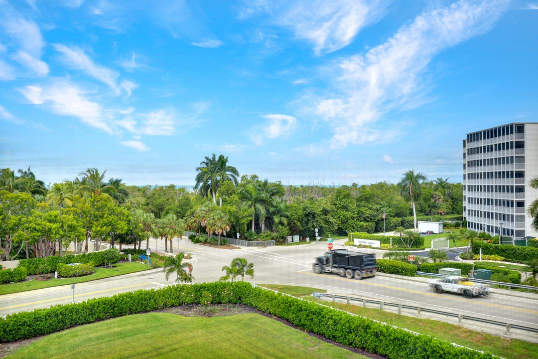 11118 Gulf Shore Dr #302, Naples, FL 34108