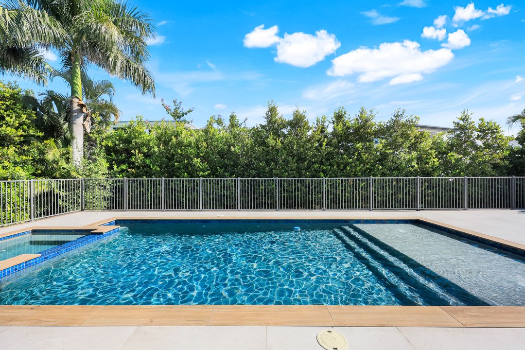 3190 Crayton Rd, Naples, FL 34103