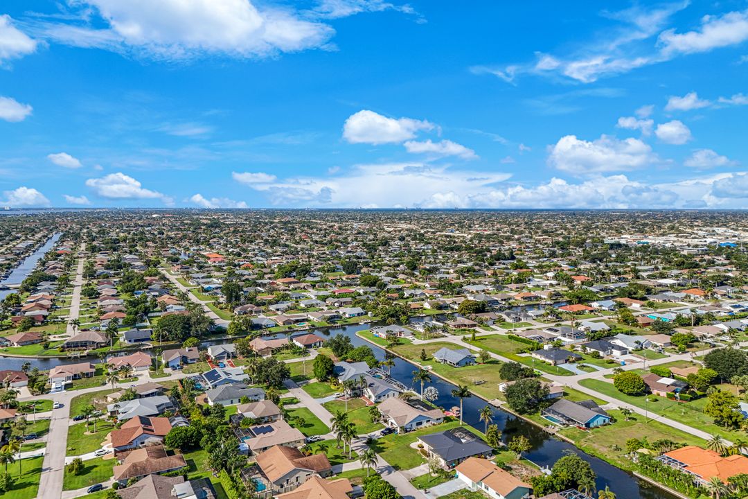 615 SE 19th Ct, Cape Coral, FL 33990