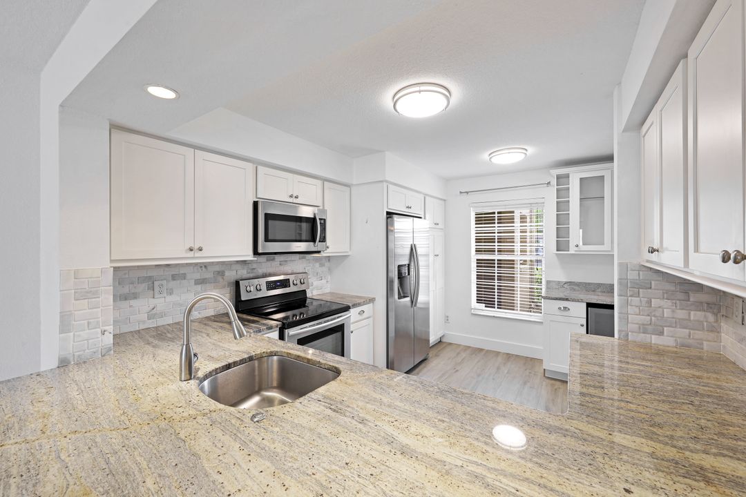 9650 Victoria Ln #B-102, Naples, FL 34109