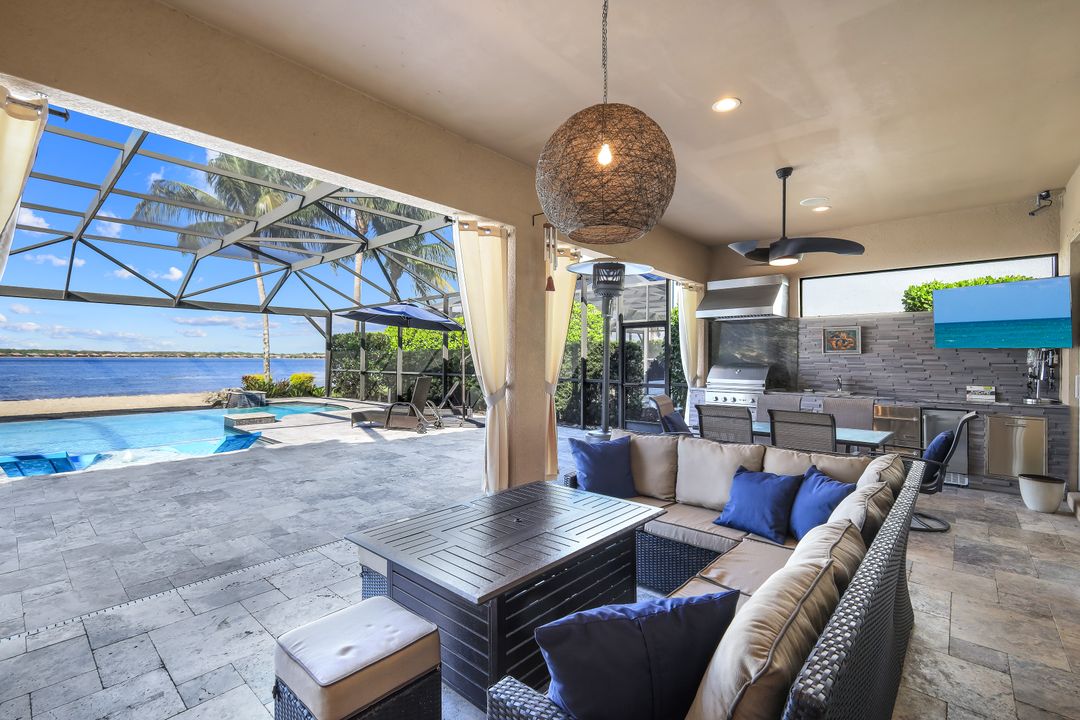 9075 Breakwater Dr, Naples, FL 34120