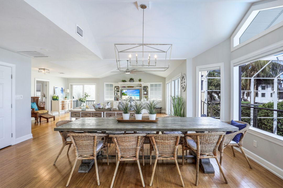 437 Tradewinds Ave, Naples, FL 34108