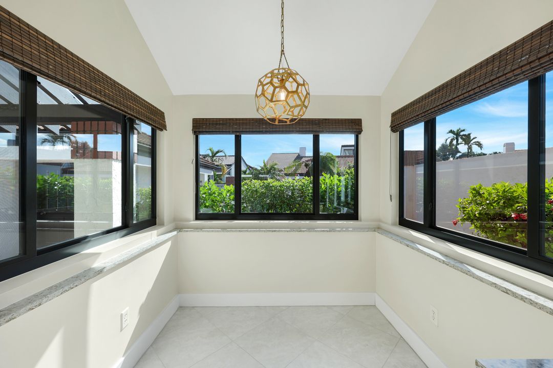 529 Bay Villas Ln, Naples, FL 34108