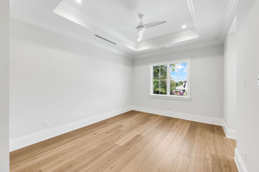 726 Riviera Dr, Naples, FL 34103