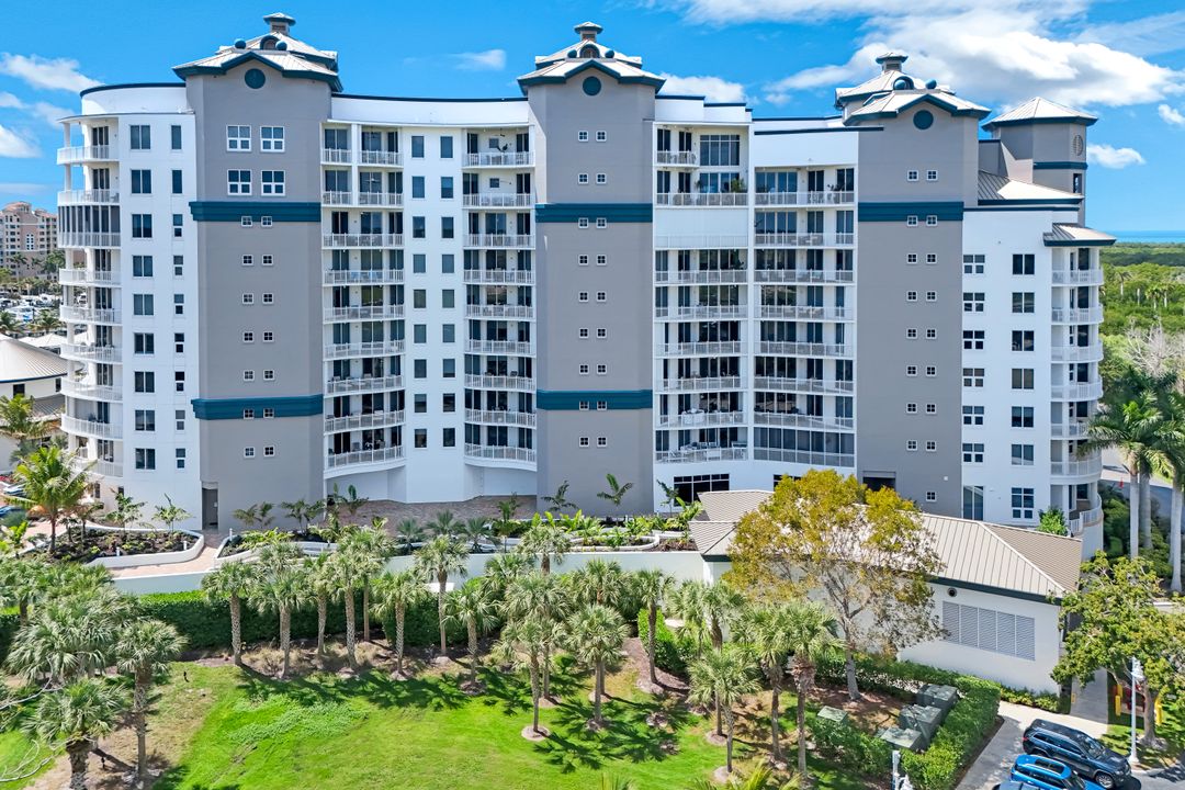 13675 Vanderbilt Dr #406, Naples, FL 34110