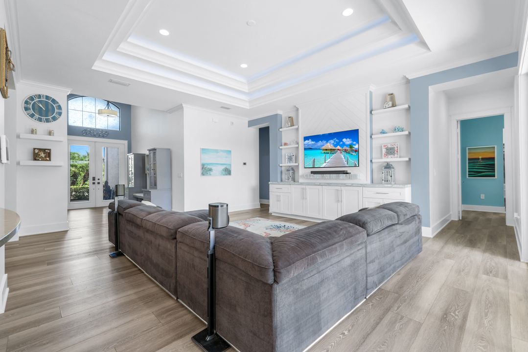 2704 Crystal Way, Naples, FL 34119