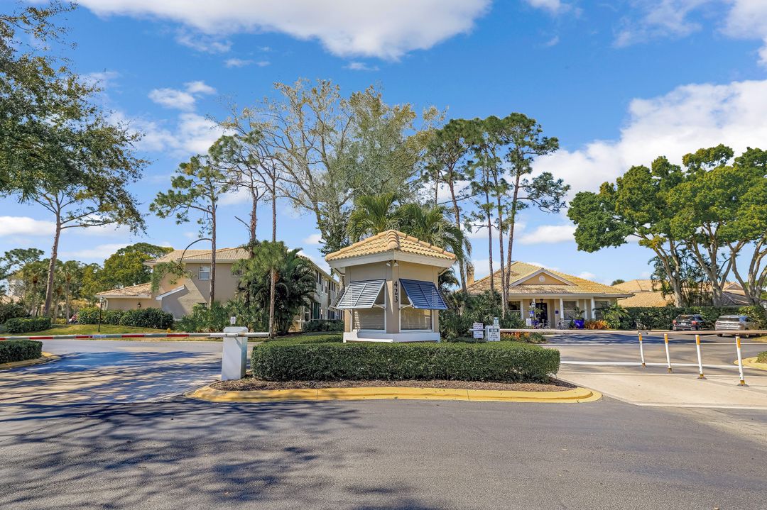 337 Emerald Bay Cir #U1, Naples, FL 34110