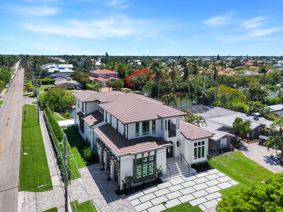 1690 Chesapeake Ave, Naples, FL 34102