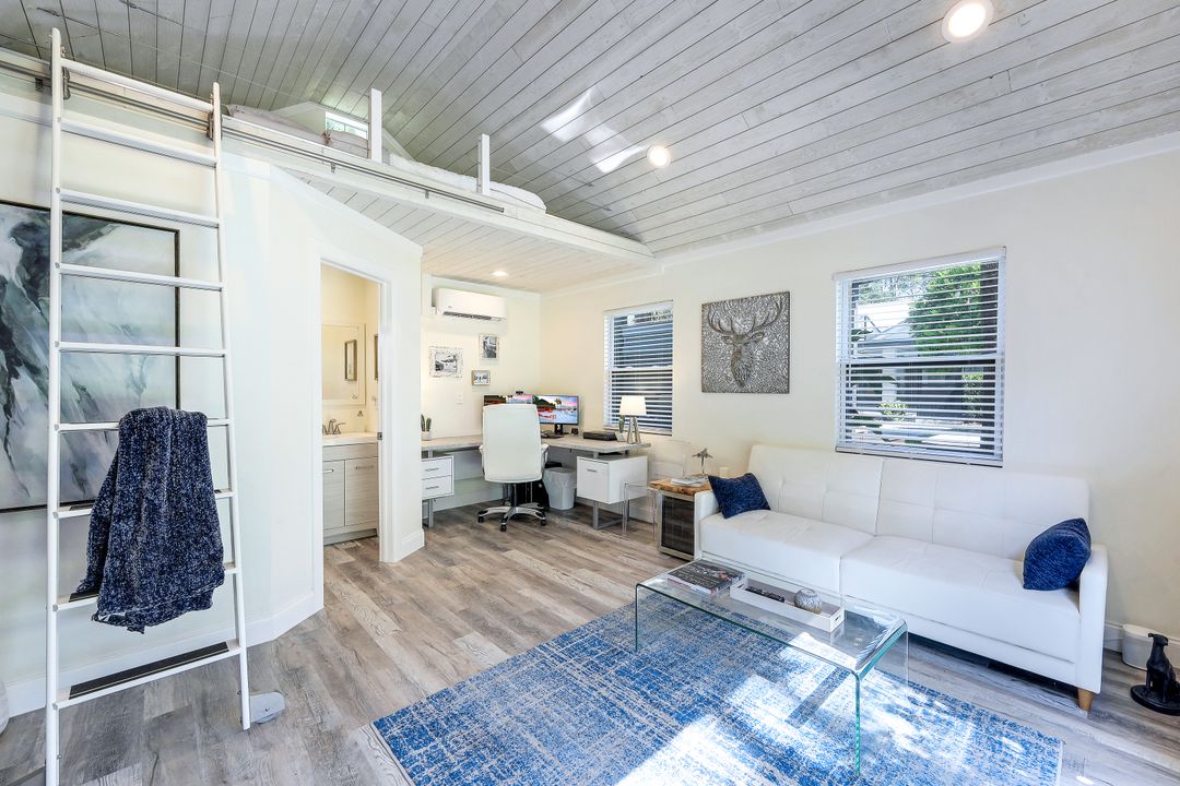 6010 Standing Oaks Ln, Naples, FL 34119