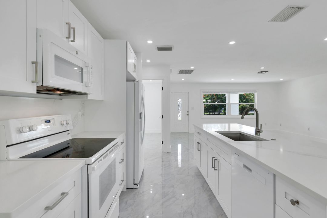 939 Bluebird St, Naples, FL 34104
