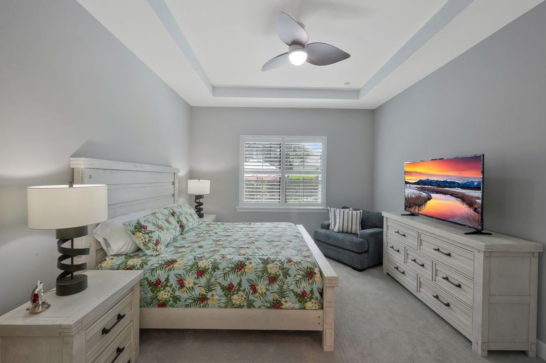 9640 Everglades Dr, Naples, FL 34120