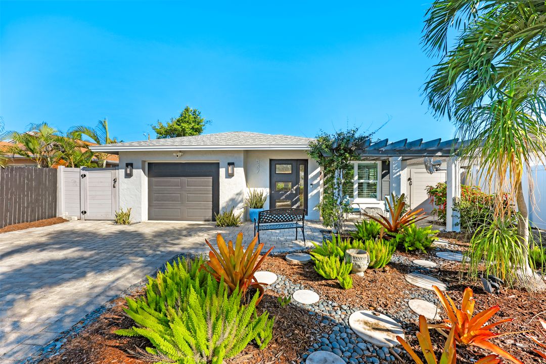 537 104th Ave N, Naples, FL 34108