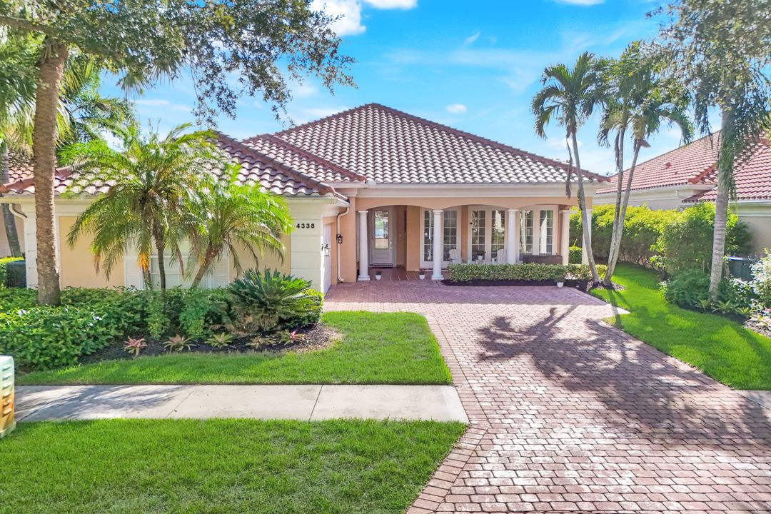 4338 Queen Elizabeth Way, Naples, FL 34119