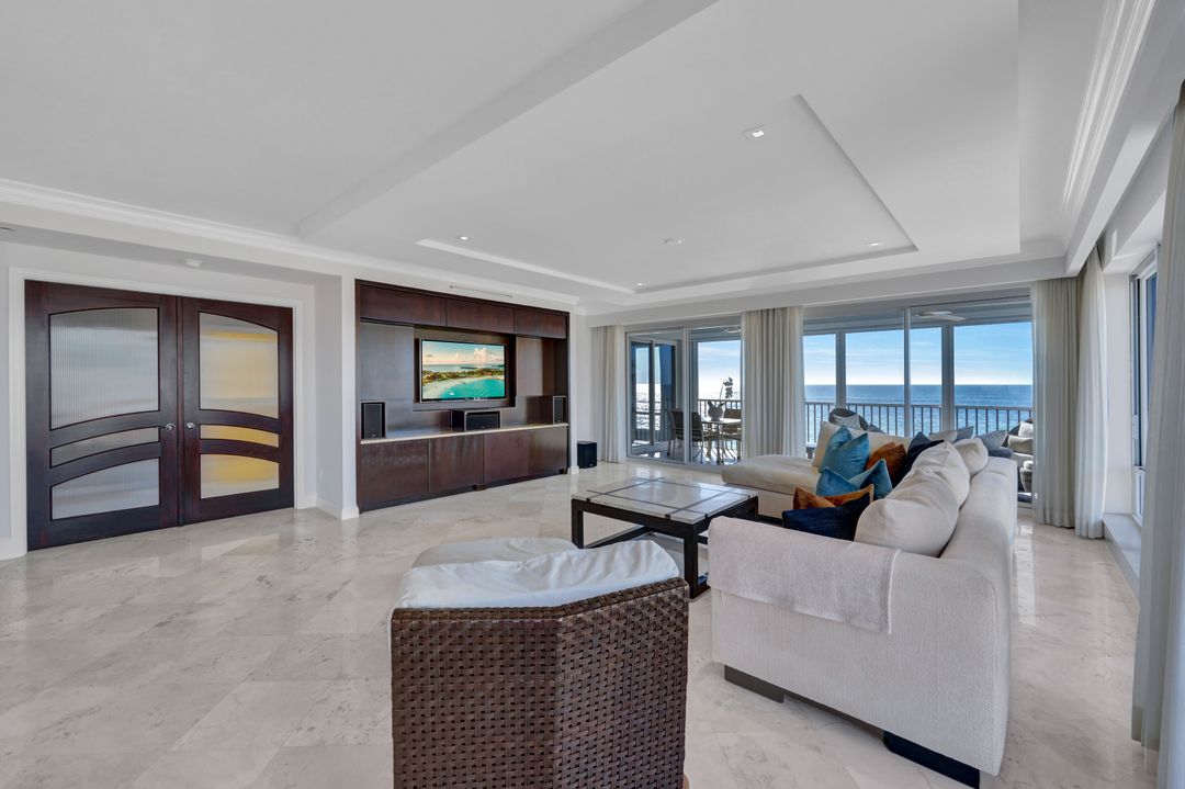 9811 Gulf Shore Dr #203, Naples, FL 34108