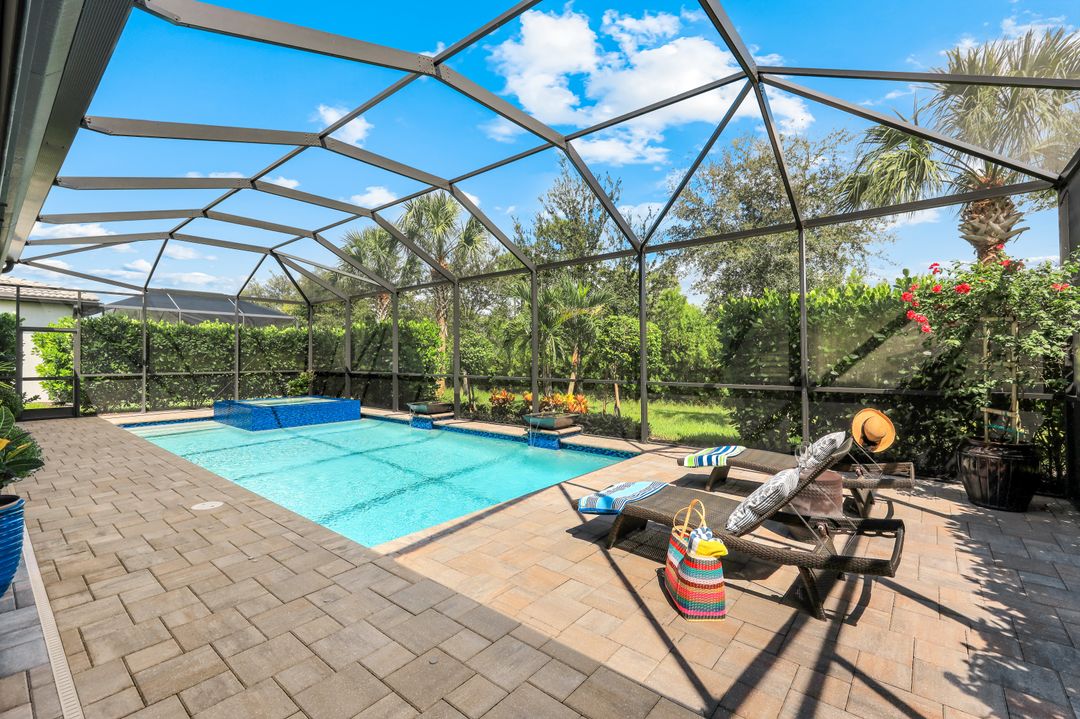 9583 Curlew Dr, Naples, FL 34120