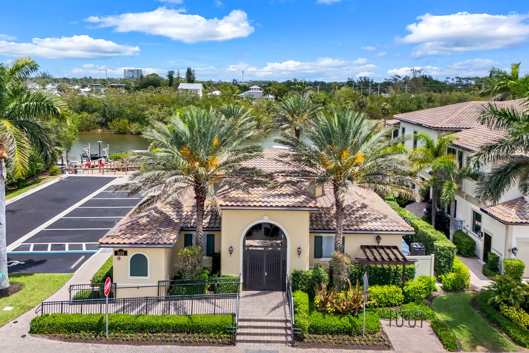 2472 Breakwater Wy #11-202, Naples, FL 34112