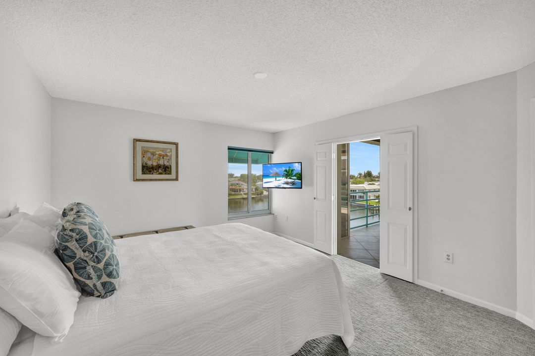 255 Park Shore Dr #341, Naples, FL 34103
