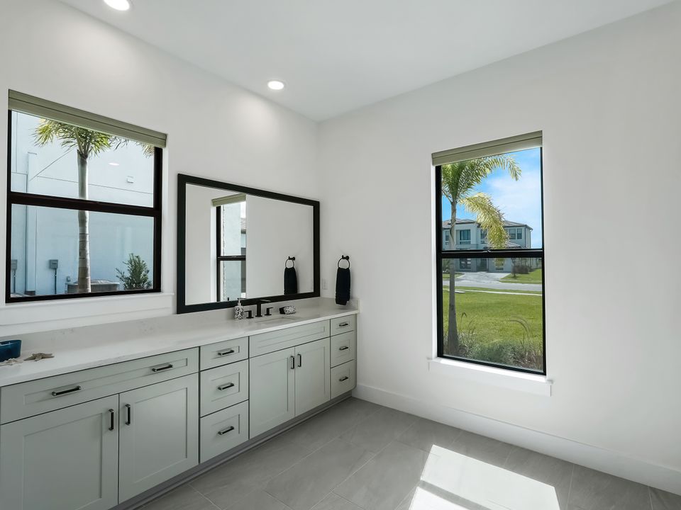 2428 Waterfront Cir, Sarasota, FL 34240