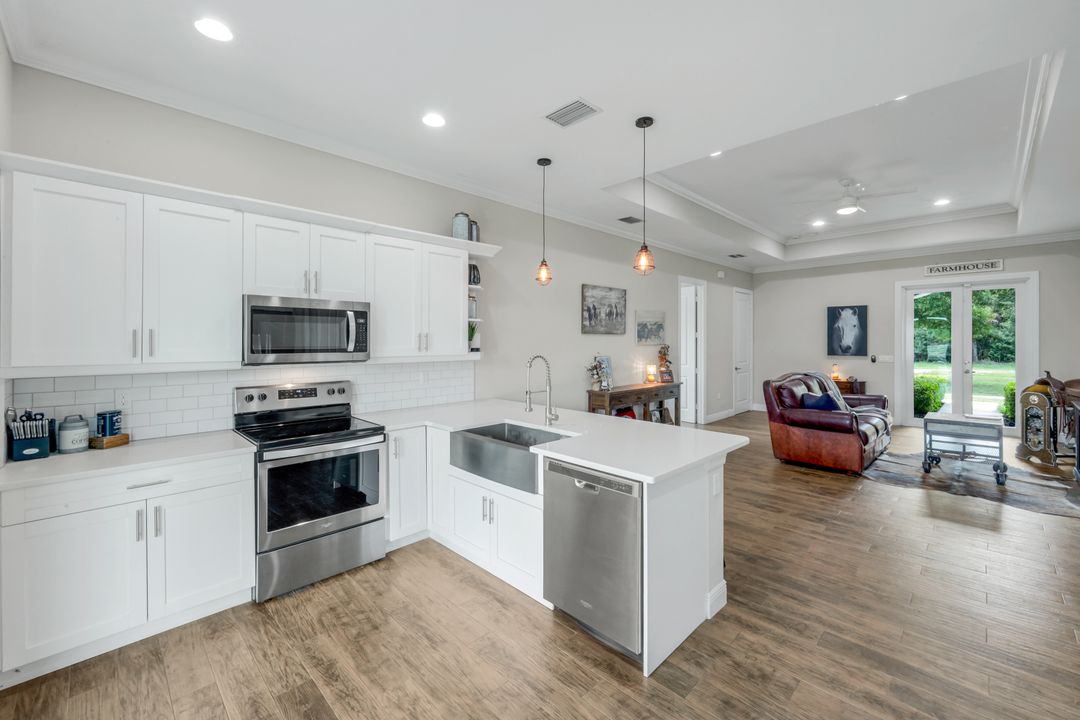 1960 Moulder Dr, Naples, FL 34120