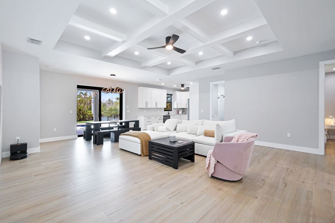 60 Liberty Ln, Naples, FL 34112