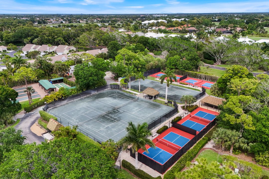 15161 Cedarwood Ln, Naples, FL 34110
