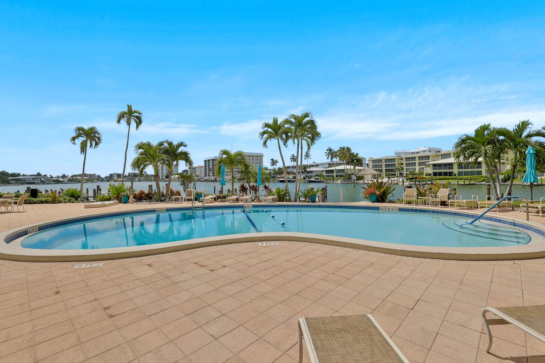 222 Harbour Dr #407, Naples, FL 34103