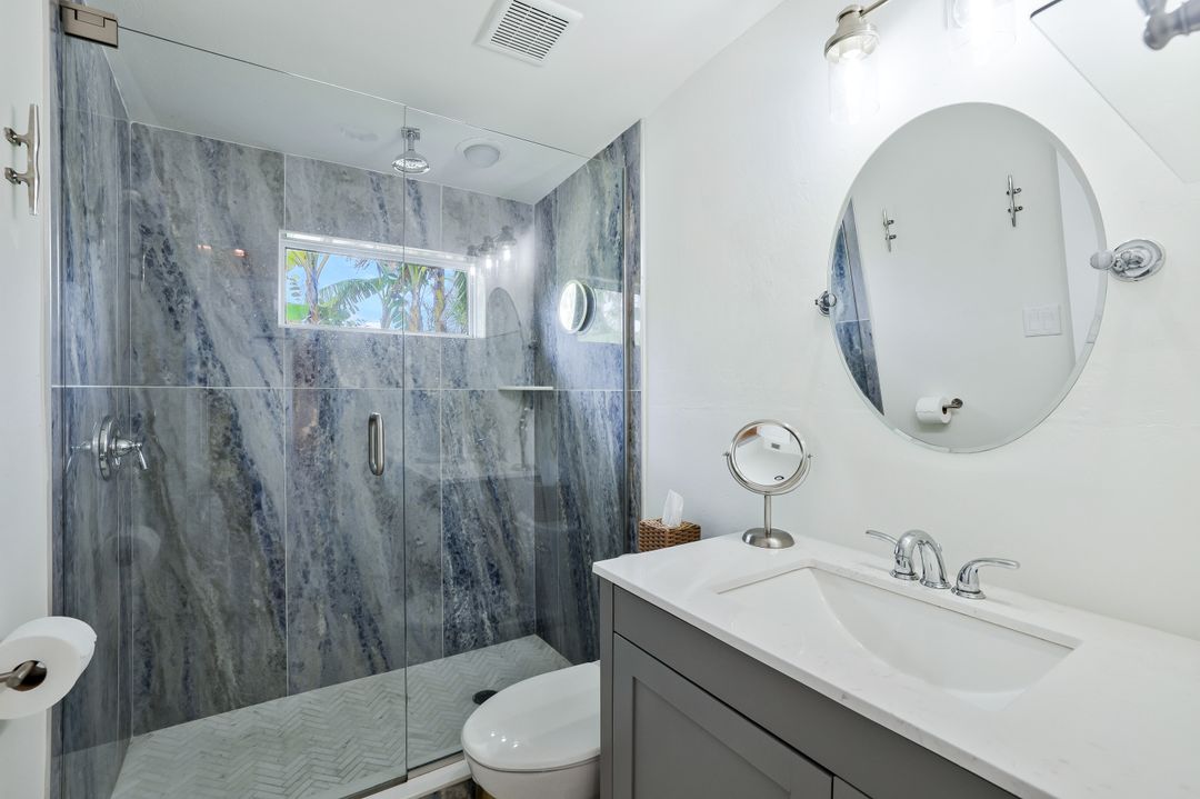 1712 Harbor Ln, Naples, FL 34104