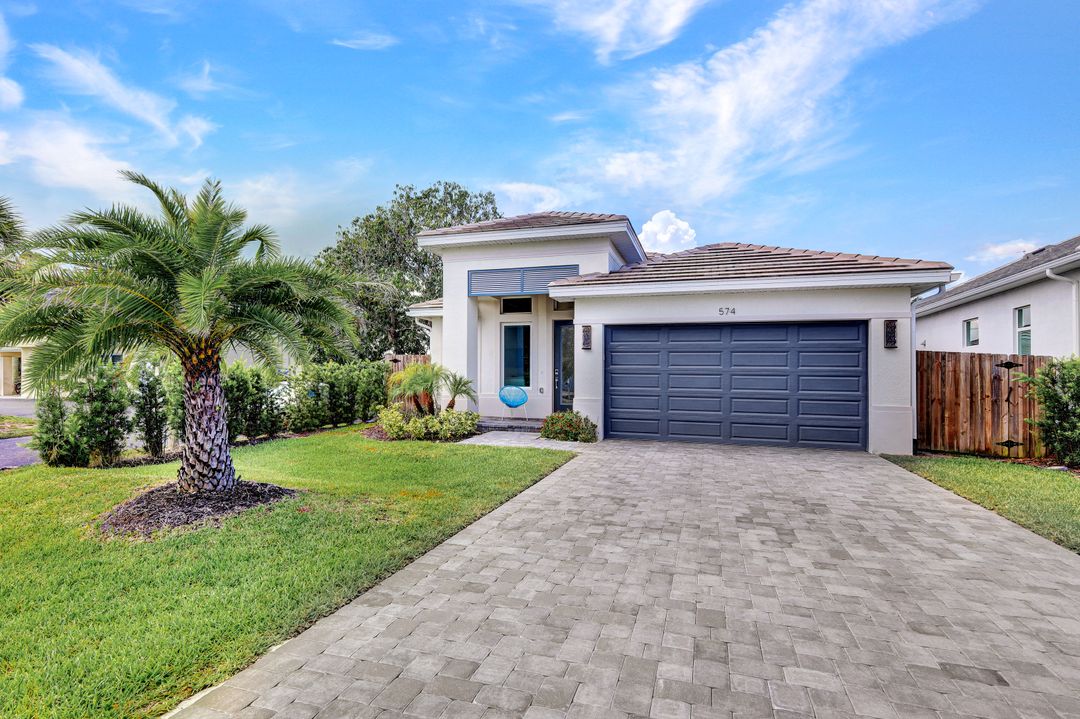 574 94th Ave N, Naples, FL 34108