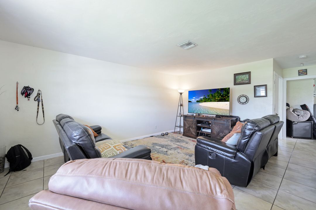 913 SE 13th St  #913/915, Cape Coral, FL 33990