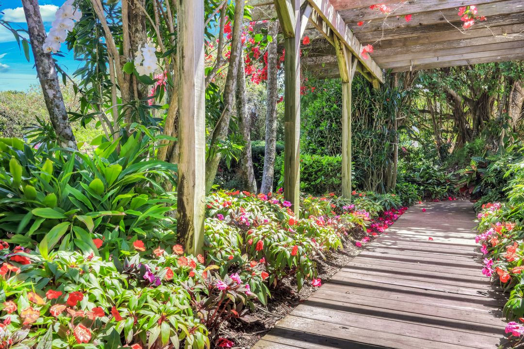 330 Bald Eagle Dr, Naples, FL 34105