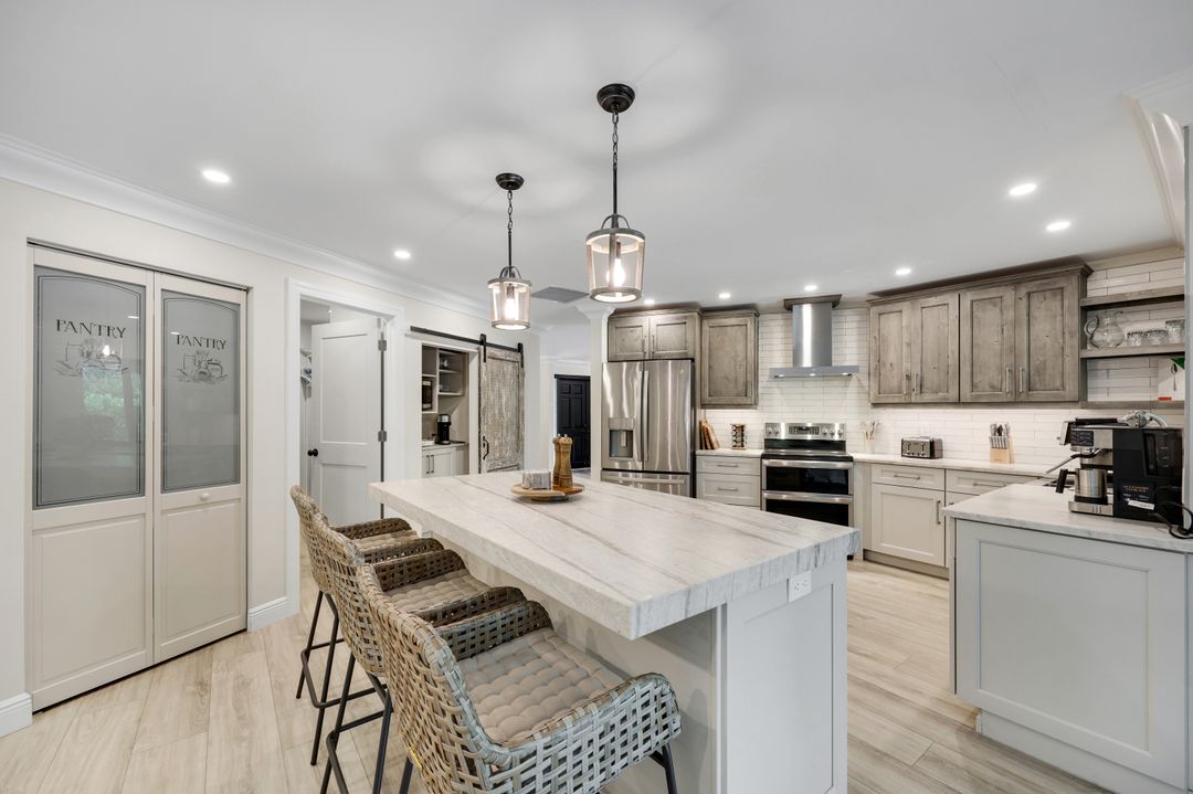 517 Parkwood Ln, Naples, FL 34103