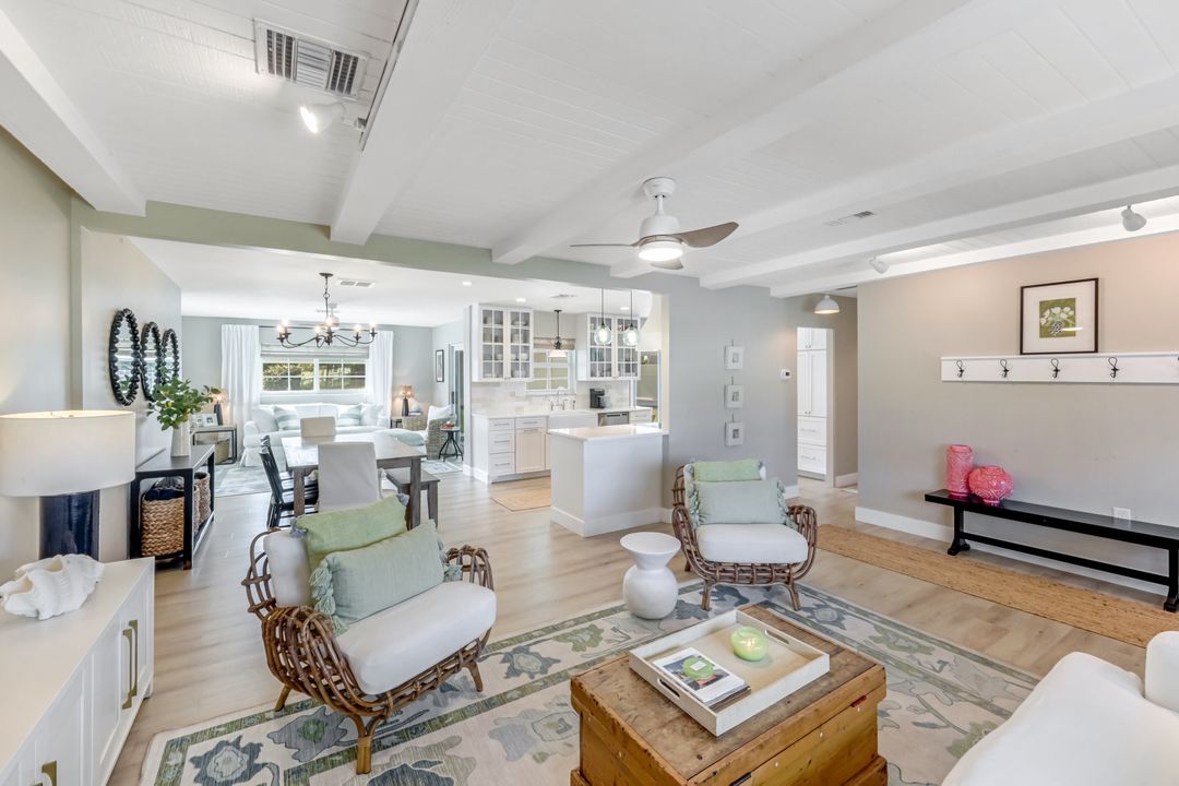 1086 N Town and River Dr, Fort Myers, FL 33919