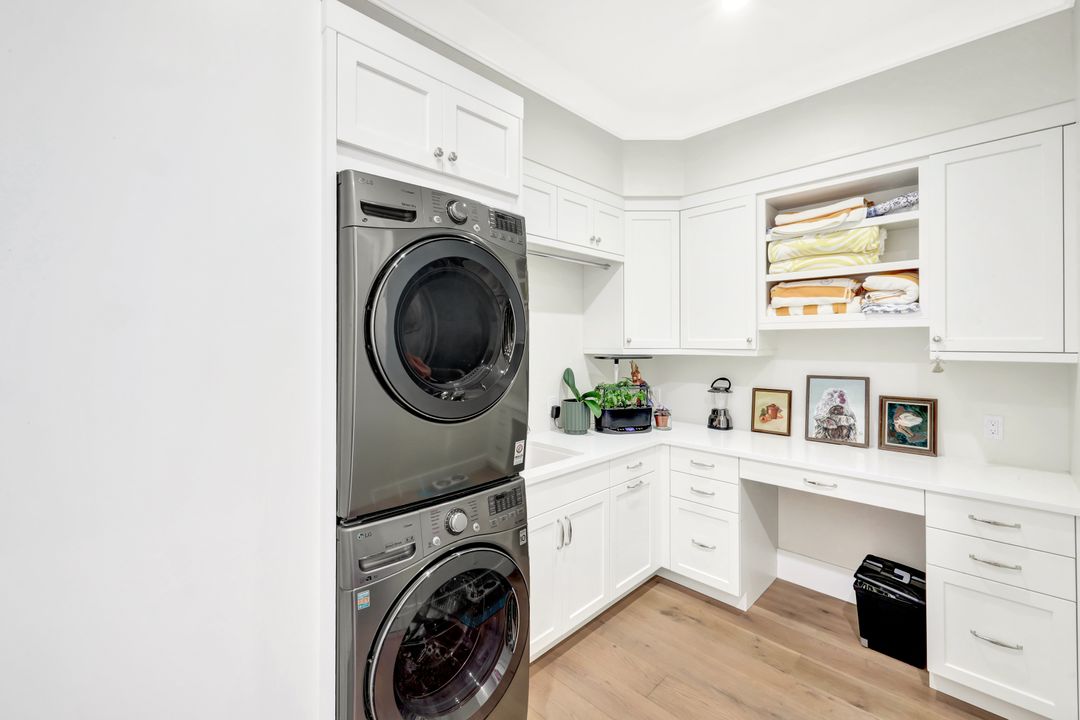 680 Wedge Dr, Naples, FL 34103