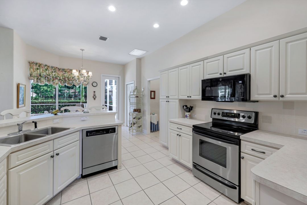 8397 Northhampton Ct, Naples, FL 34120