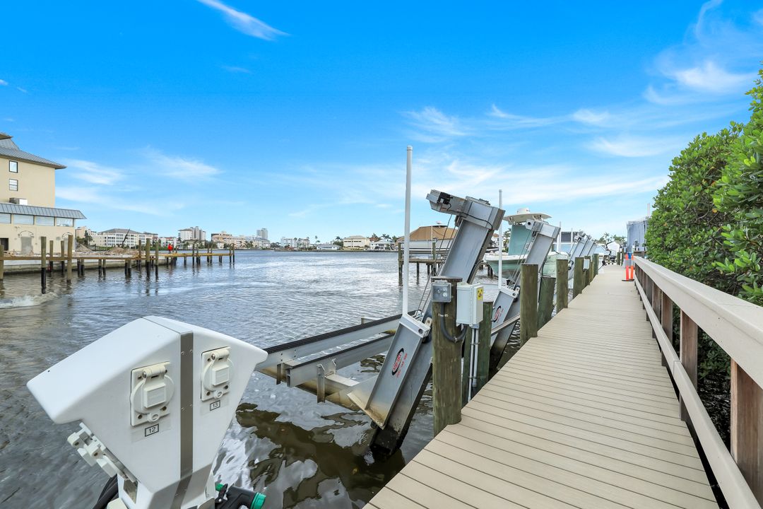 435 Launch Cir, Naples, FL 34108