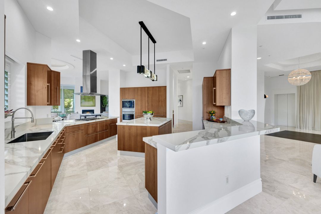 13675 Vanderbilt Dr #210, Naples, FL 34110