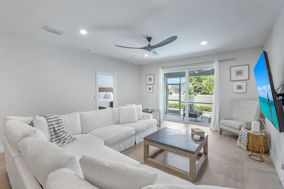 605 107th Ave N, Naples, FL 34108